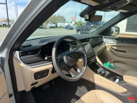 More photos of 2024 Jeep Grand Cherokee Limited at Jerry Hunt Supercenter - Lexington, NC