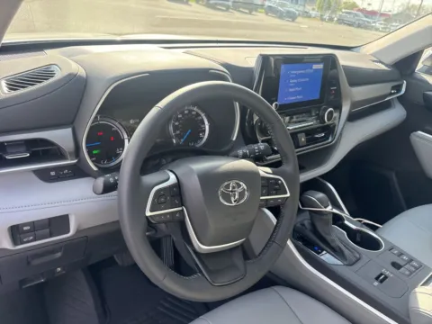 More photos of 2025 Toyota Highlander Hybrid XLE at Jerry Hunt Supercenter - Lexington, NC