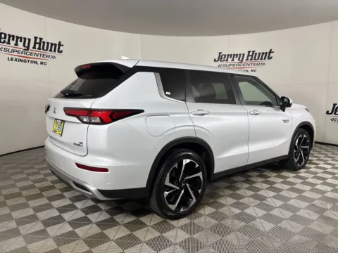 More photos of 2024 Mitsubishi Outlander PHEV SE at Jerry Hunt Supercenter - Lexington, NC