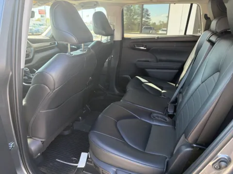 More photos of 2022 Toyota Highlander XLE at Jerry Hunt Supercenter - Lexington, NC