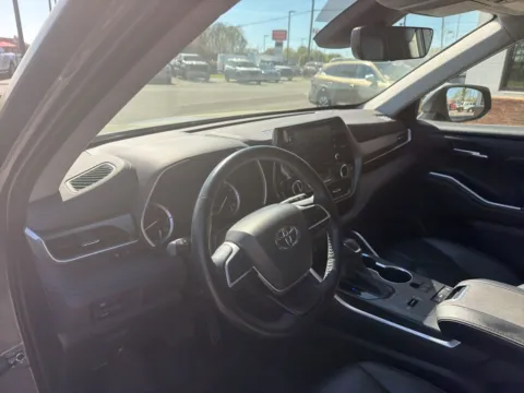 More photos of 2022 Toyota Highlander XLE at Jerry Hunt Supercenter - Lexington, NC