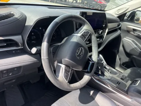 More photos of 2023 Toyota Highlander L at Jerry Hunt Supercenter - Lexington, NC