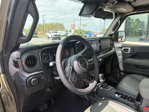 More photos of 2025 Jeep Gladiator Mojave at Jerry Hunt Supercenter - Lexington, NC