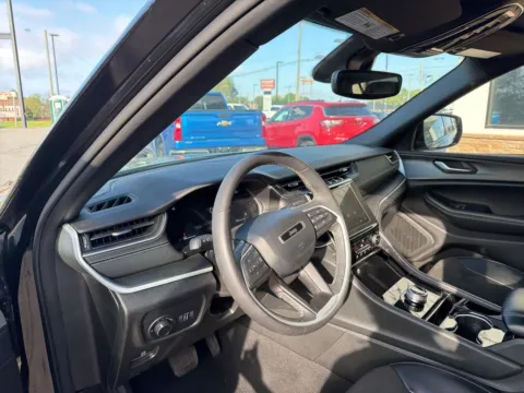 More photos of 2023 Jeep Grand Cherokee L Altitude at Jerry Hunt Supercenter - Lexington, NC