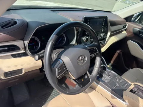 More photos of 2021 Toyota Highlander Hybrid XLE at Jerry Hunt Supercenter - Lexington, NC