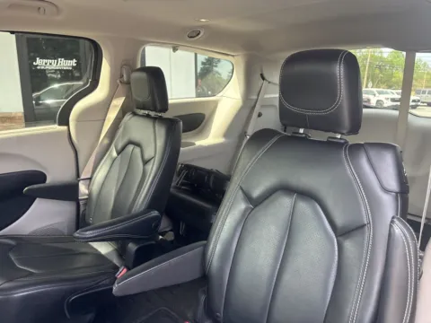 More photos of 2023 Chrysler Pacifica Touring L at Jerry Hunt Supercenter - Lexington, NC