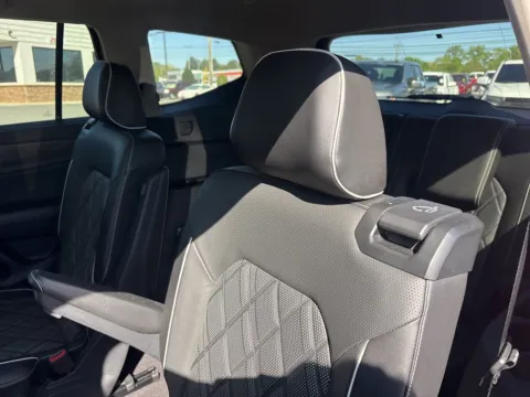 More photos of 2024 Volkswagen Atlas 2.0T SEL Premium R-Line at Jerry Hunt Supercenter - Lexington, NC