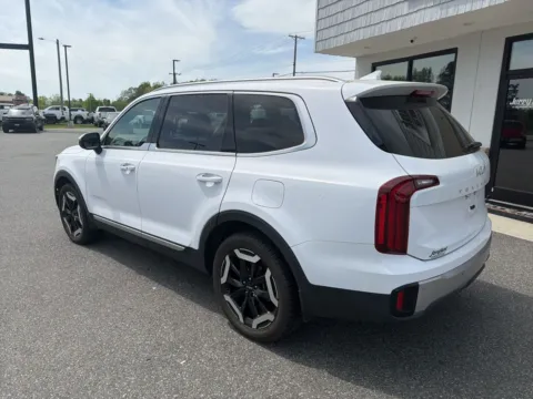 More photos of 2023 Kia Telluride S at Jerry Hunt Supercenter - Lexington, NC