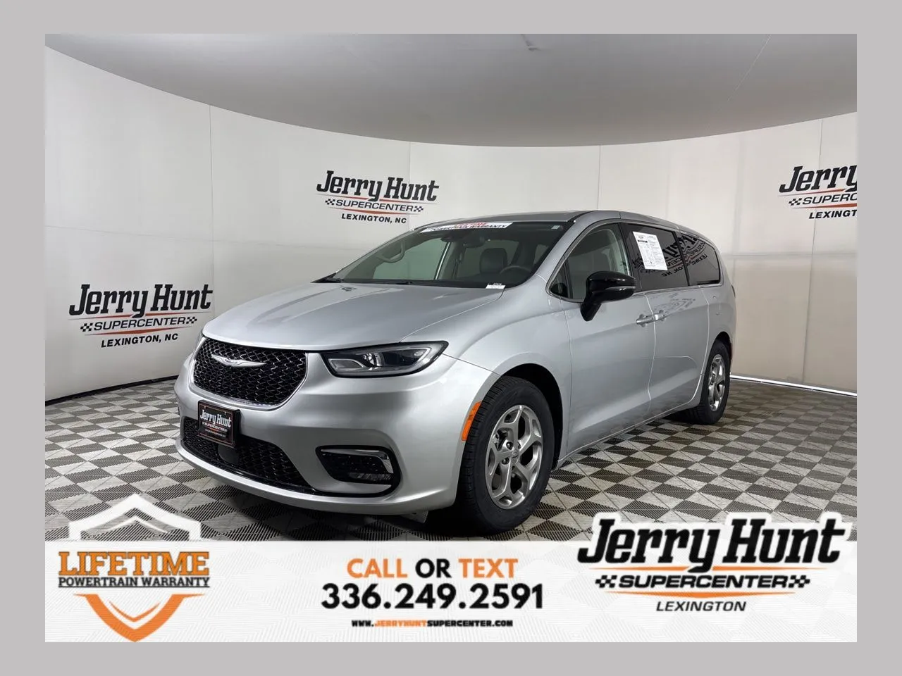 2024 Chrysler Pacifica Limited's photo