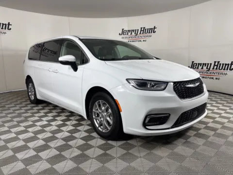 More photos of 2023 Chrysler Pacifica Touring L at Jerry Hunt Supercenter - Lexington, NC