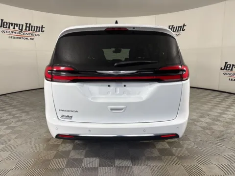 More photos of 2023 Chrysler Pacifica Touring L at Jerry Hunt Supercenter - Lexington, NC