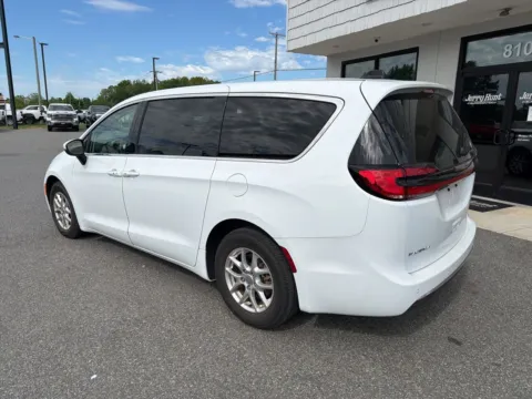 More photos of 2023 Chrysler Pacifica Touring L at Jerry Hunt Supercenter - Lexington, NC