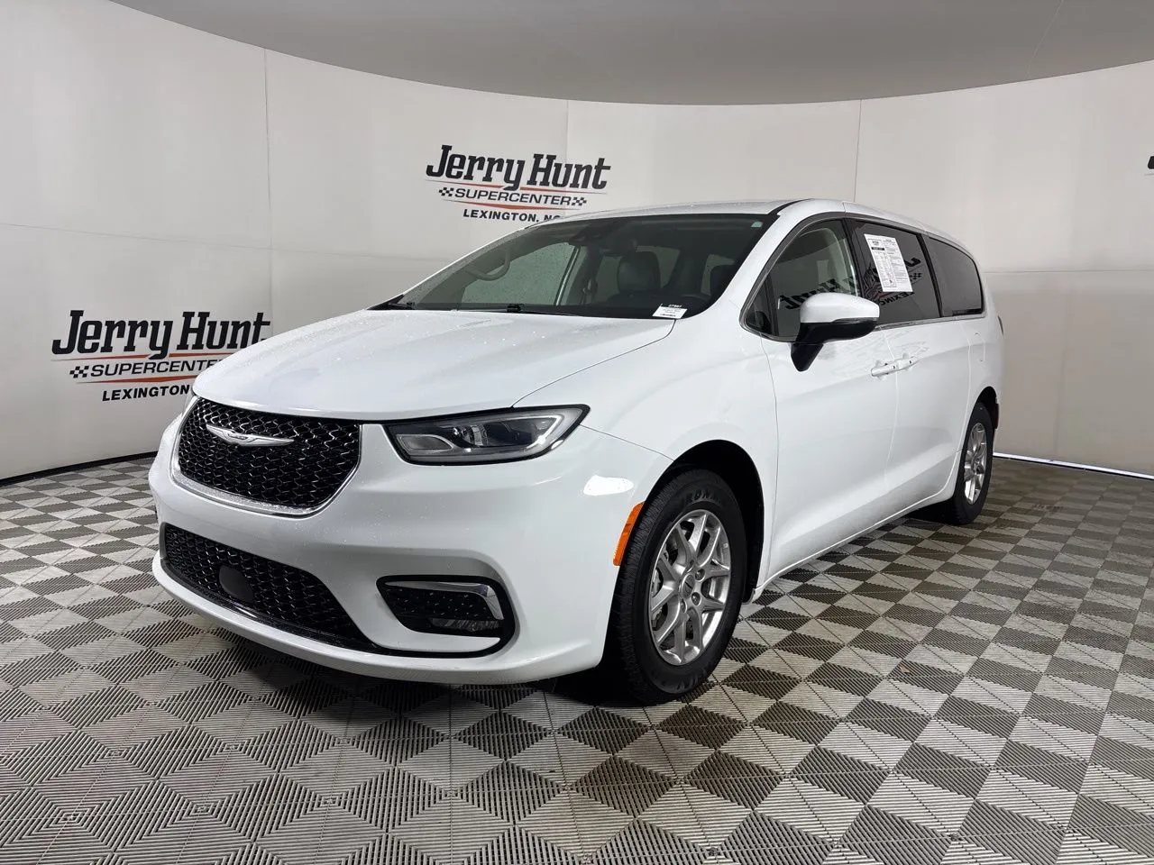 2023 Chrysler Pacifica Touring L's photo