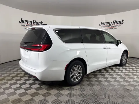 More photos of 2023 Chrysler Pacifica Touring L at Jerry Hunt Supercenter - Lexington, NC
