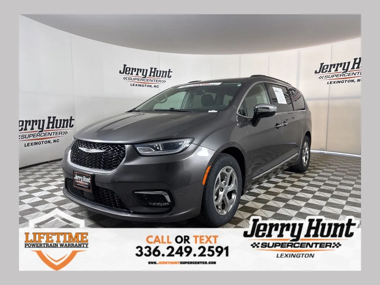 2023 Chrysler Pacifica Limited's photo
