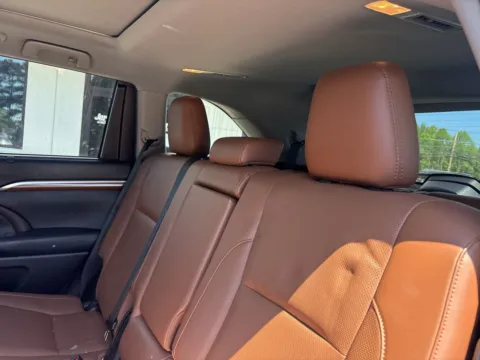 More photos of 2019 Toyota Highlander Limited Platinum at Jerry Hunt Supercenter - Lexington, NC