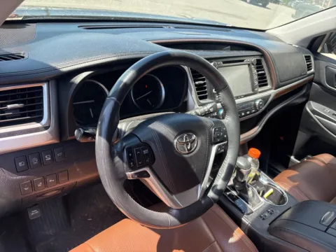 More photos of 2019 Toyota Highlander Limited Platinum at Jerry Hunt Supercenter - Lexington, NC