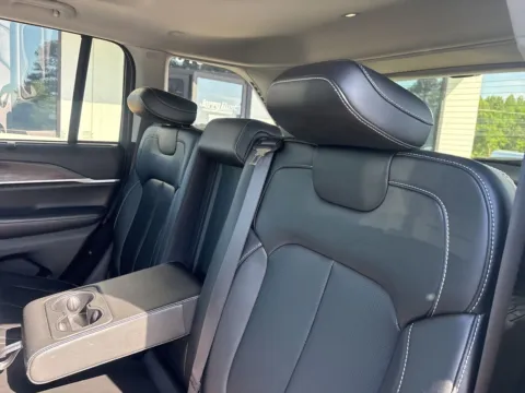 More photos of 2023 Jeep Grand Cherokee Limited at Jerry Hunt Supercenter - Lexington, NC