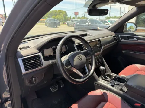 More photos of 2022 Volkswagen Atlas Cross Sport 3.6L V6 SEL Premium R-Line at Jerry Hunt Supercenter - Lexington, NC