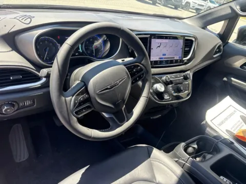 More photos of 2025 Chrysler Pacifica Select at Jerry Hunt Supercenter - Lexington, NC