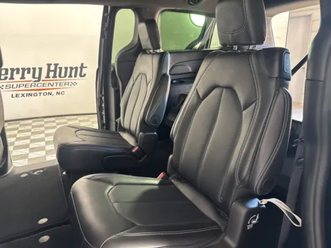 More photos of 2025 Chrysler Pacifica Select at Jerry Hunt Supercenter - Lexington, NC