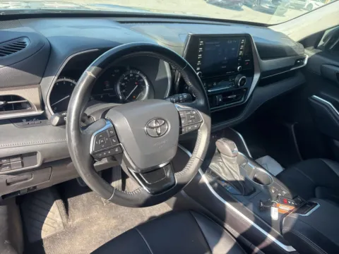 More photos of 2021 Toyota Highlander XLE at Jerry Hunt Supercenter - Lexington, NC