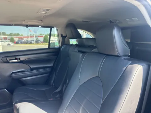 More photos of 2021 Toyota Highlander XLE at Jerry Hunt Supercenter - Lexington, NC