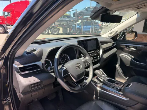 More photos of 2022 Toyota Highlander Platinum at Jerry Hunt Supercenter - Lexington, NC