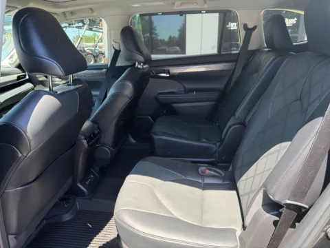 More photos of 2022 Toyota Highlander Platinum at Jerry Hunt Supercenter - Lexington, NC