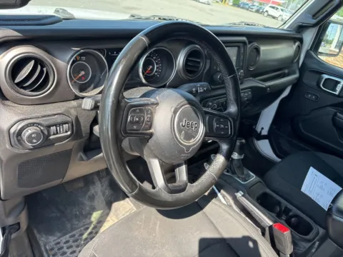 More photos of 2020 Jeep Gladiator Sport at Jerry Hunt Supercenter - Lexington, NC