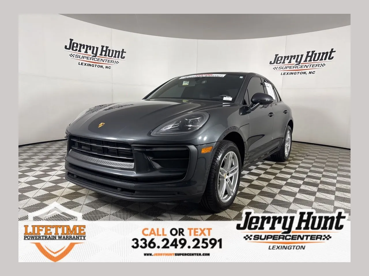 2022 Porsche Macan -'s photo