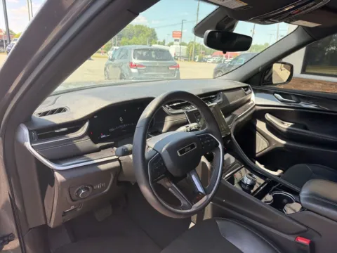 More photos of 2023 Jeep Grand Cherokee L Altitude at Jerry Hunt Supercenter - Lexington, NC