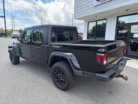 More photos of 2022 Jeep Gladiator Altitude at Jerry Hunt Supercenter - Lexington, NC