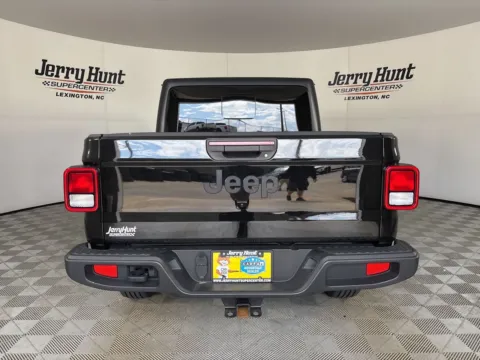 More photos of 2022 Jeep Gladiator Altitude at Jerry Hunt Supercenter - Lexington, NC