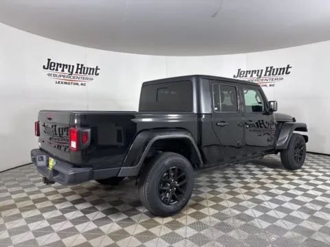 More photos of 2022 Jeep Gladiator Altitude at Jerry Hunt Supercenter - Lexington, NC