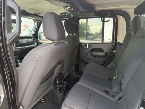 More photos of 2022 Jeep Gladiator Altitude at Jerry Hunt Supercenter - Lexington, NC