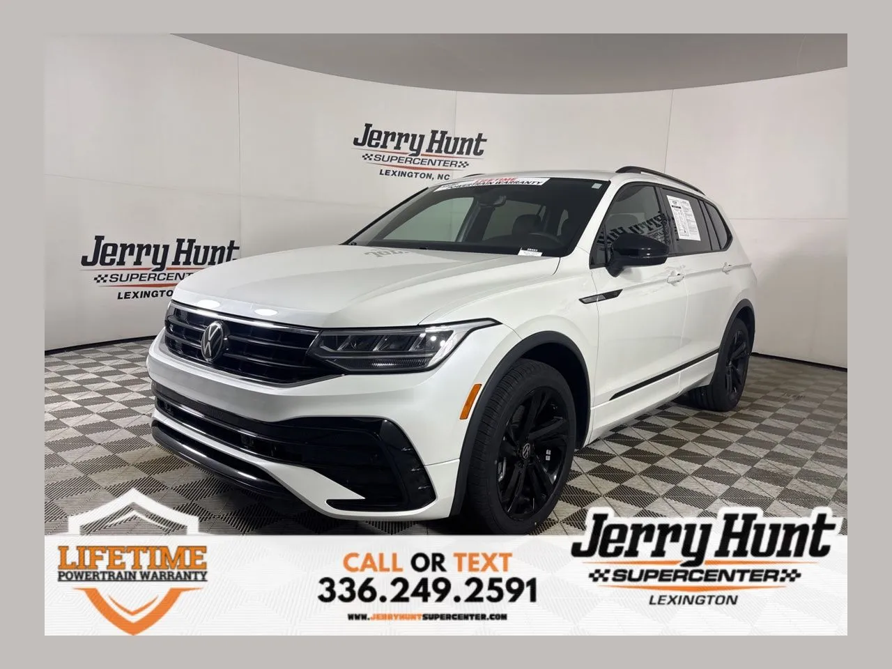 2023 Volkswagen Tiguan 2.0T SE R-Line Black's photo