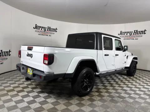 More photos of 2022 Jeep Gladiator Altitude at Jerry Hunt Supercenter - Lexington, NC