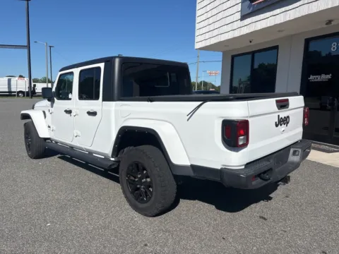 More photos of 2022 Jeep Gladiator Altitude at Jerry Hunt Supercenter - Lexington, NC