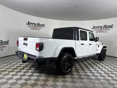 More photos of 2022 Jeep Gladiator Altitude at Jerry Hunt Supercenter - Lexington, NC
