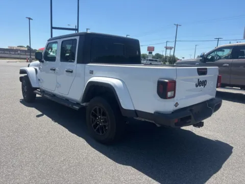More photos of 2022 Jeep Gladiator Altitude at Jerry Hunt Supercenter - Lexington, NC