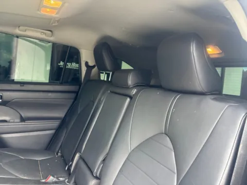 More photos of 2020 Toyota Highlander XLE at Jerry Hunt Supercenter - Lexington, NC