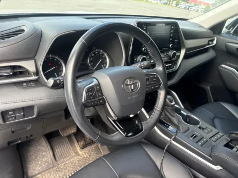 More photos of 2020 Toyota Highlander XLE at Jerry Hunt Supercenter - Lexington, NC