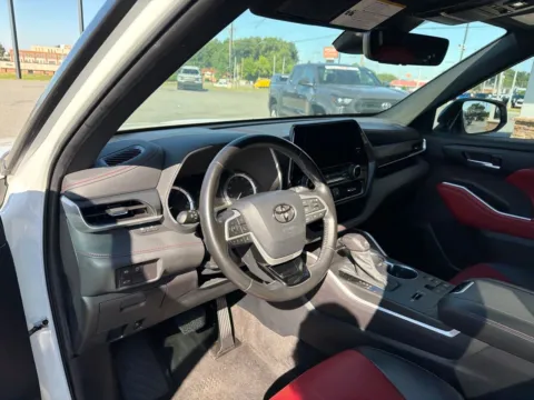 More photos of 2023 Toyota Highlander XSE at Jerry Hunt Supercenter - Lexington, NC