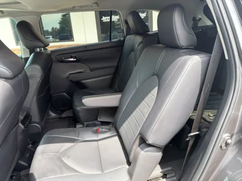 More photos of 2024 Toyota Highlander Hybrid XLE at Jerry Hunt Supercenter - Lexington, NC