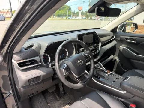 More photos of 2024 Toyota Highlander Hybrid XLE at Jerry Hunt Supercenter - Lexington, NC