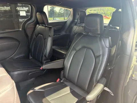 More photos of 2025 Chrysler Pacifica Select at Jerry Hunt Supercenter - Lexington, NC