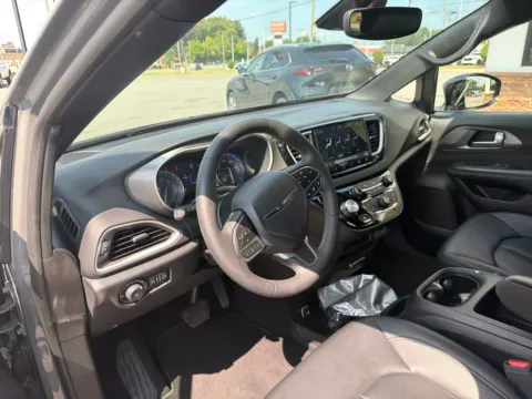 More photos of 2025 Chrysler Pacifica Select at Jerry Hunt Supercenter - Lexington, NC