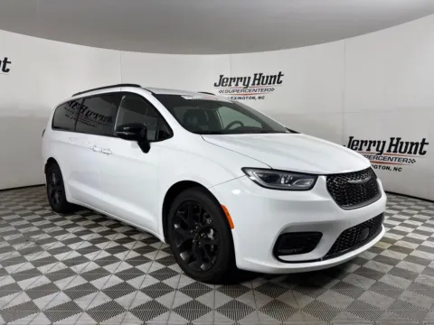 More photos of 2025 Chrysler Pacifica Limited at Jerry Hunt Supercenter - Lexington, NC