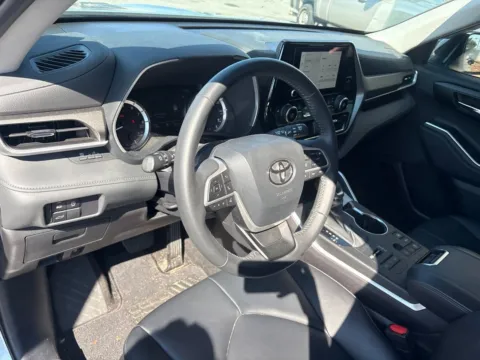 More photos of 2024 Toyota Highlander XLE at Jerry Hunt Supercenter - Lexington, NC